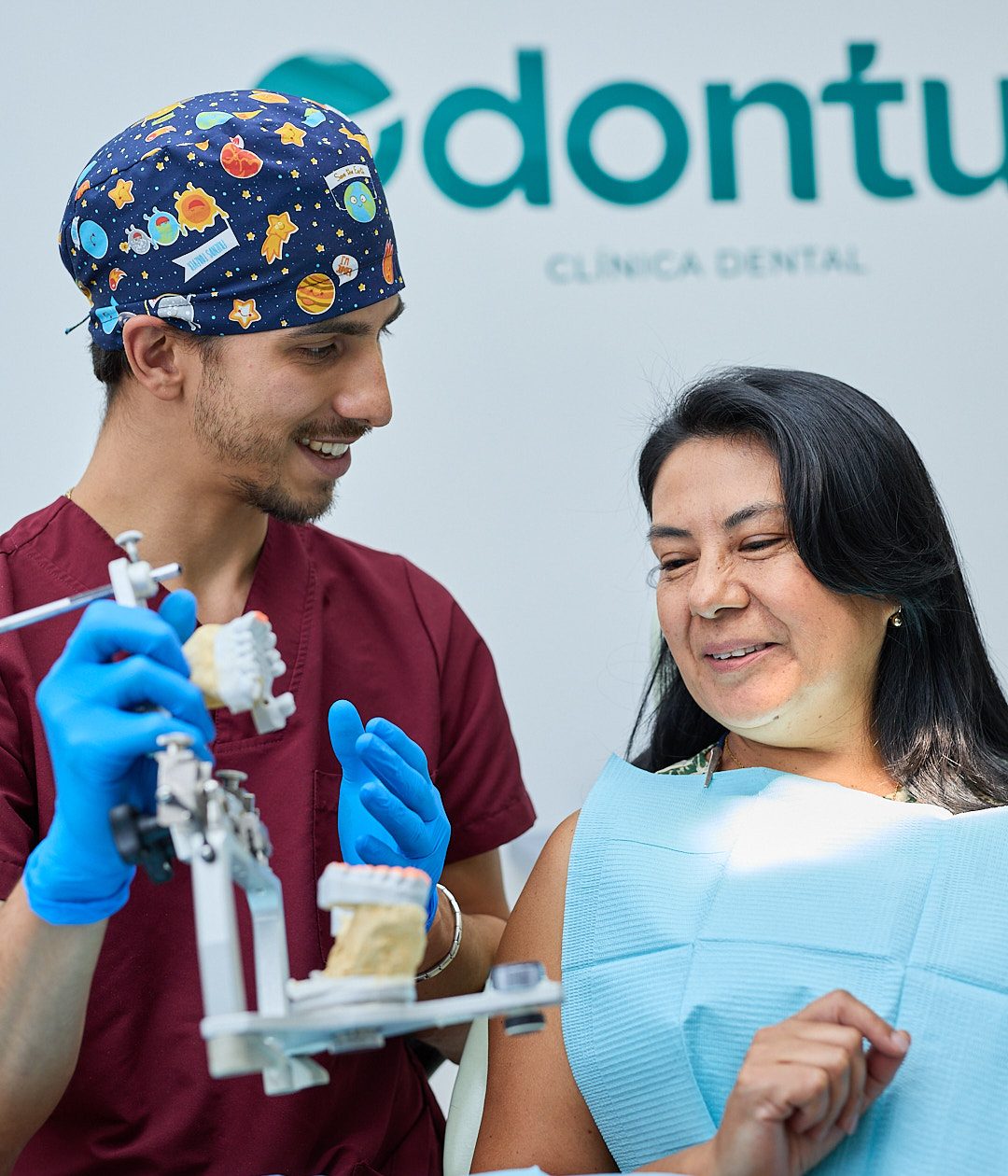 Especialista de Odontus explicando un plan de tratamiento a una paciente