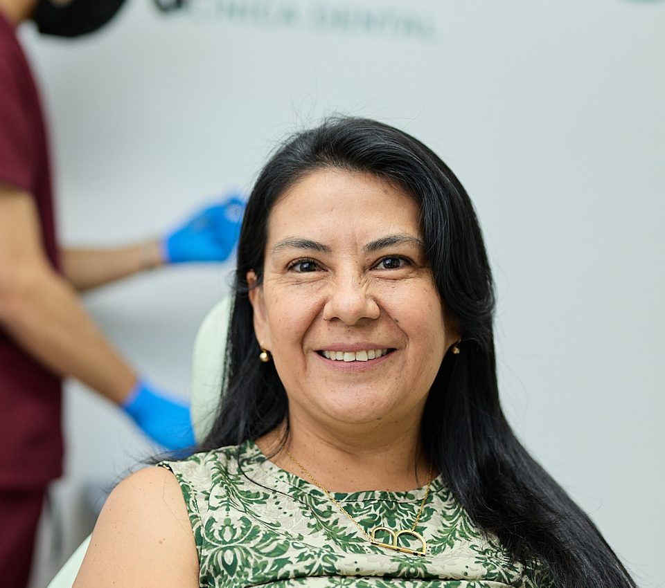 Paciente de Odontus sonriendo en la clínica